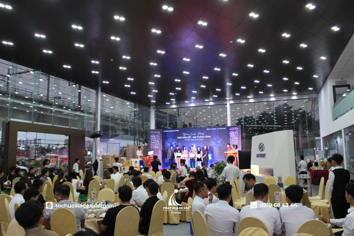 Không gian tiệc công ty với hoạt động trải nghiệm tương tác giữa nhân viên