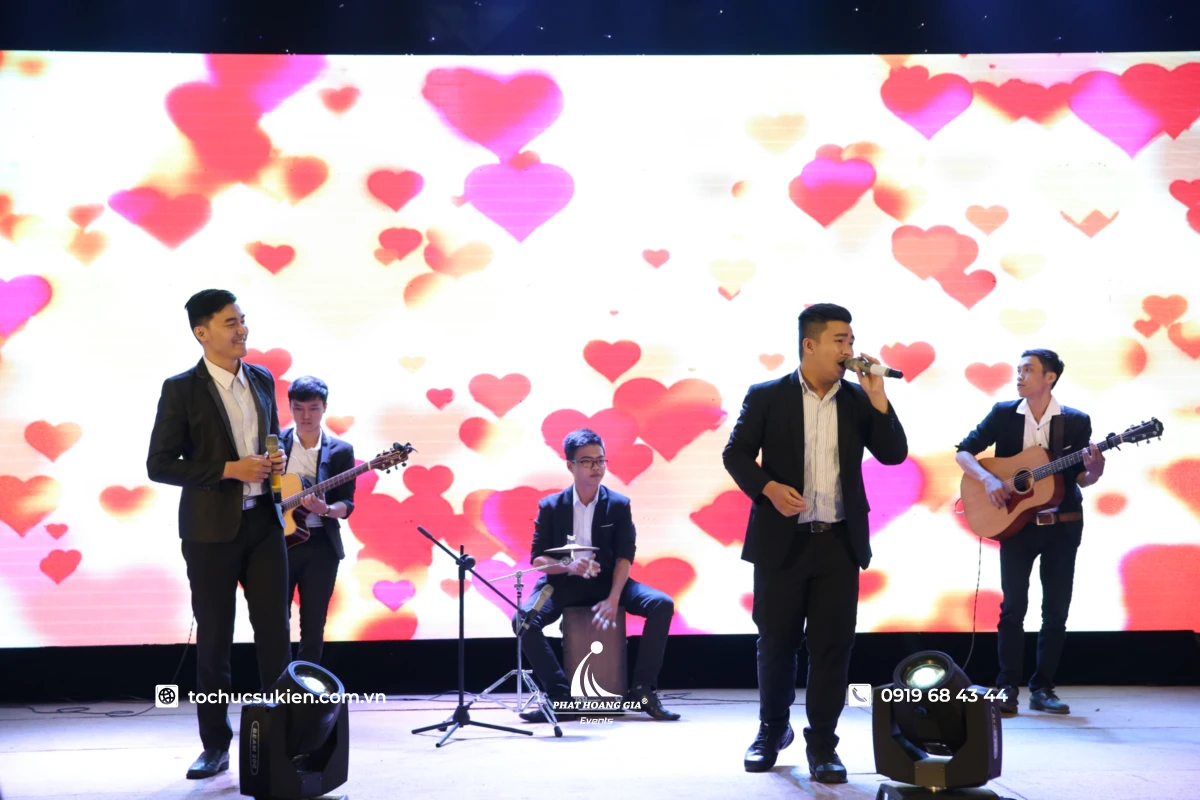 Ban nhạc Acoustic  biểu diễn với màn hình LED và hệ thống ánh sáng hiện đại trong gala dinner 