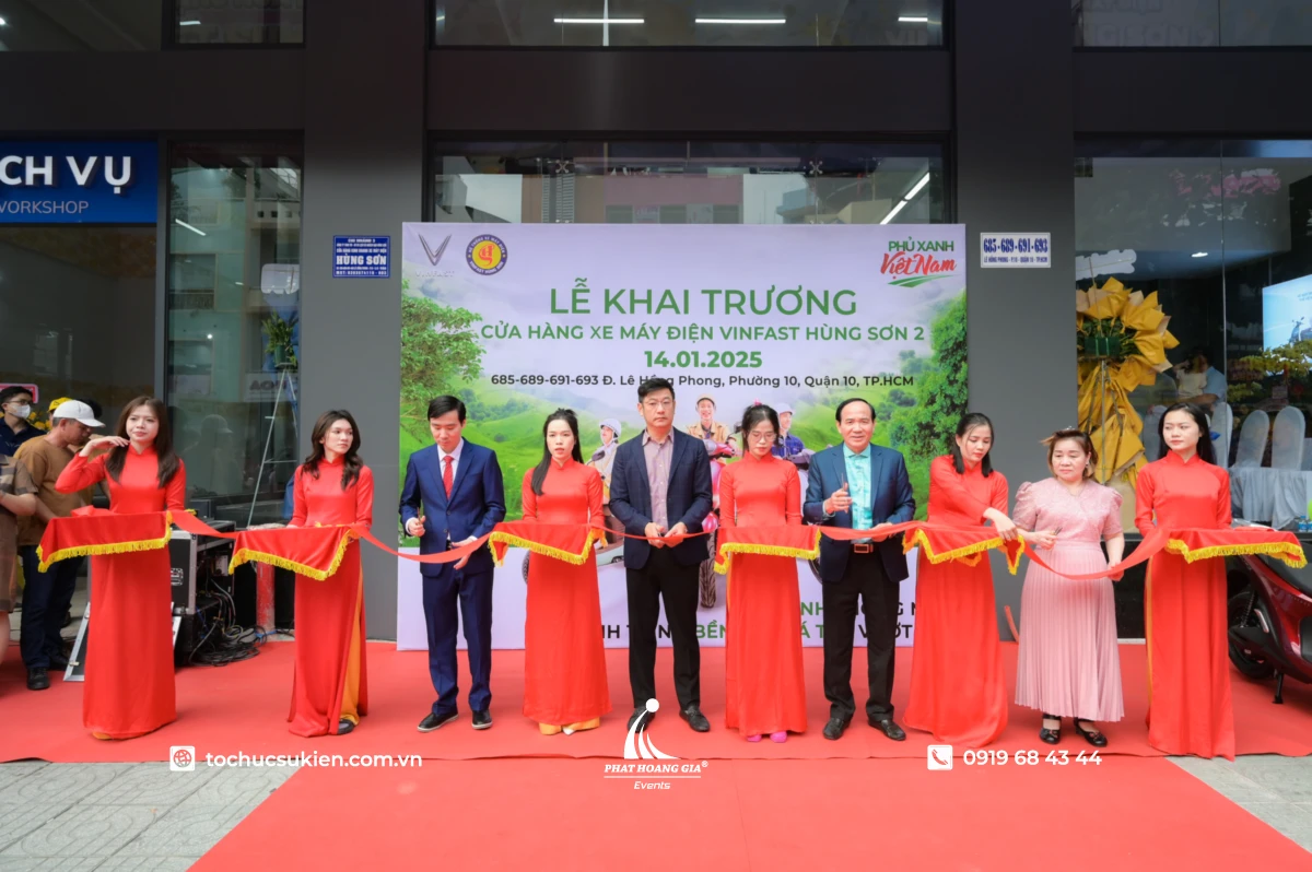 Nghi thức cắt băng khai trương với khách mời trên sân khấu
