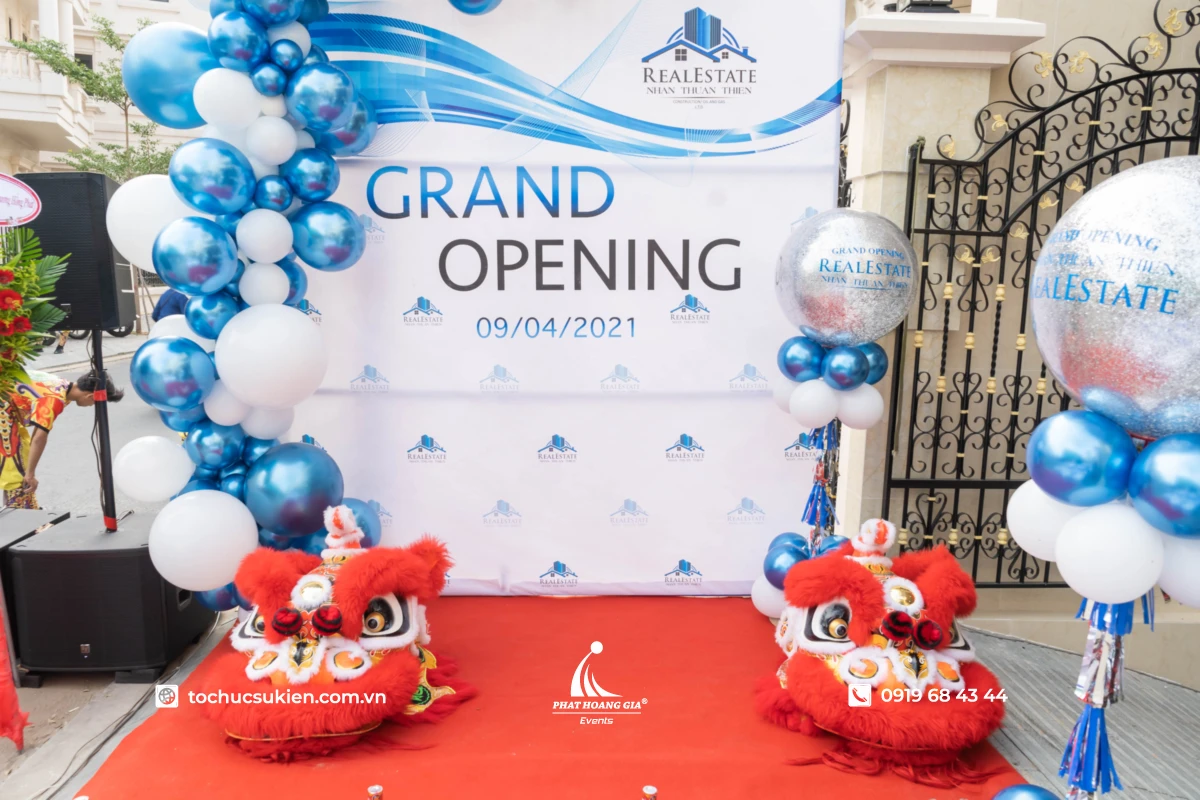 Backdrop khai trương với tông xanh trắng theo nhận diện thương hiệu