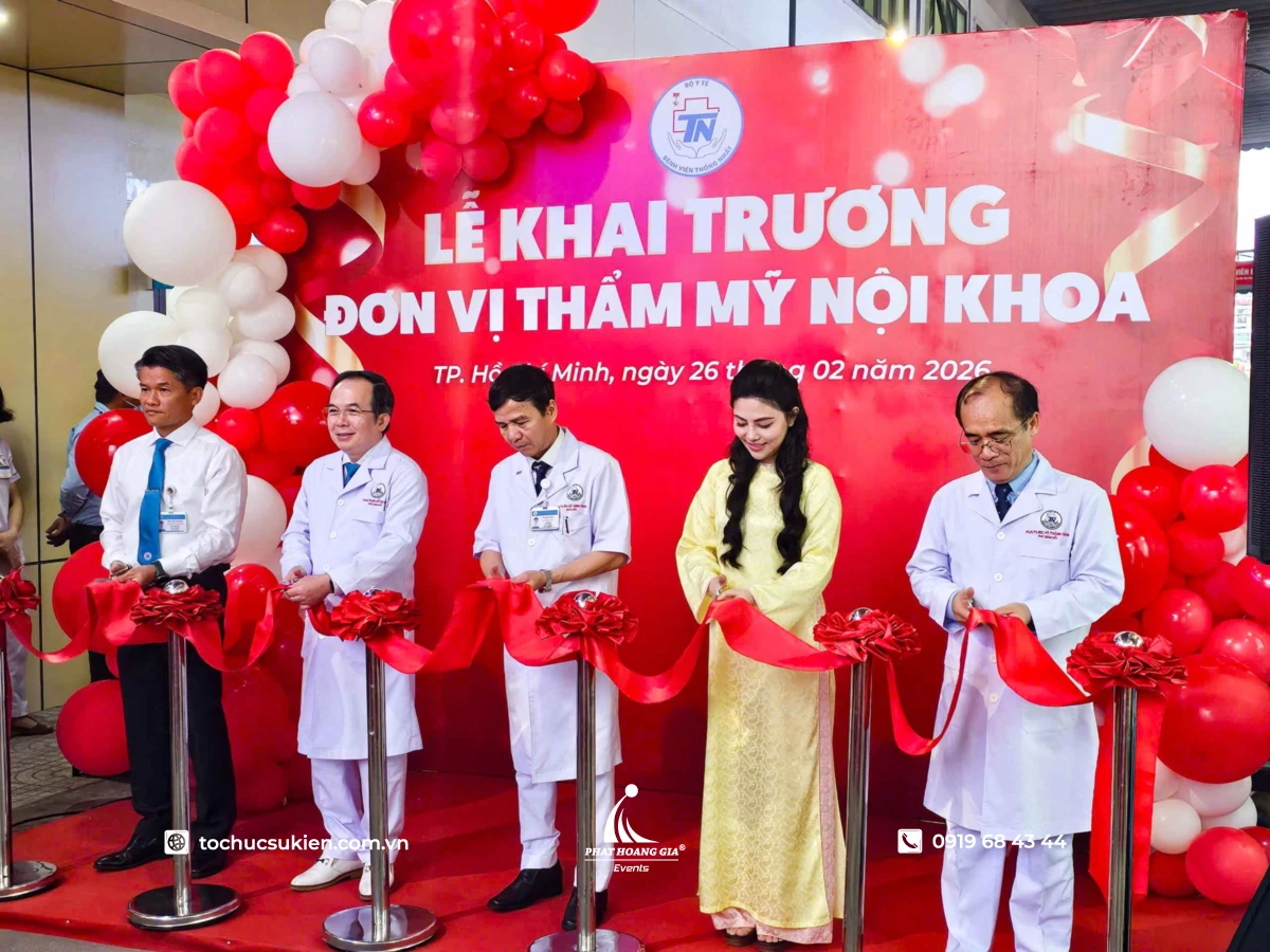 Backdrop khai trương phía sau khu vực cắt băng khánh thành