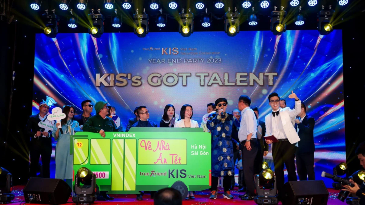 Hoạt động giao lưu trong chương trình mini show với nhân viên và MC