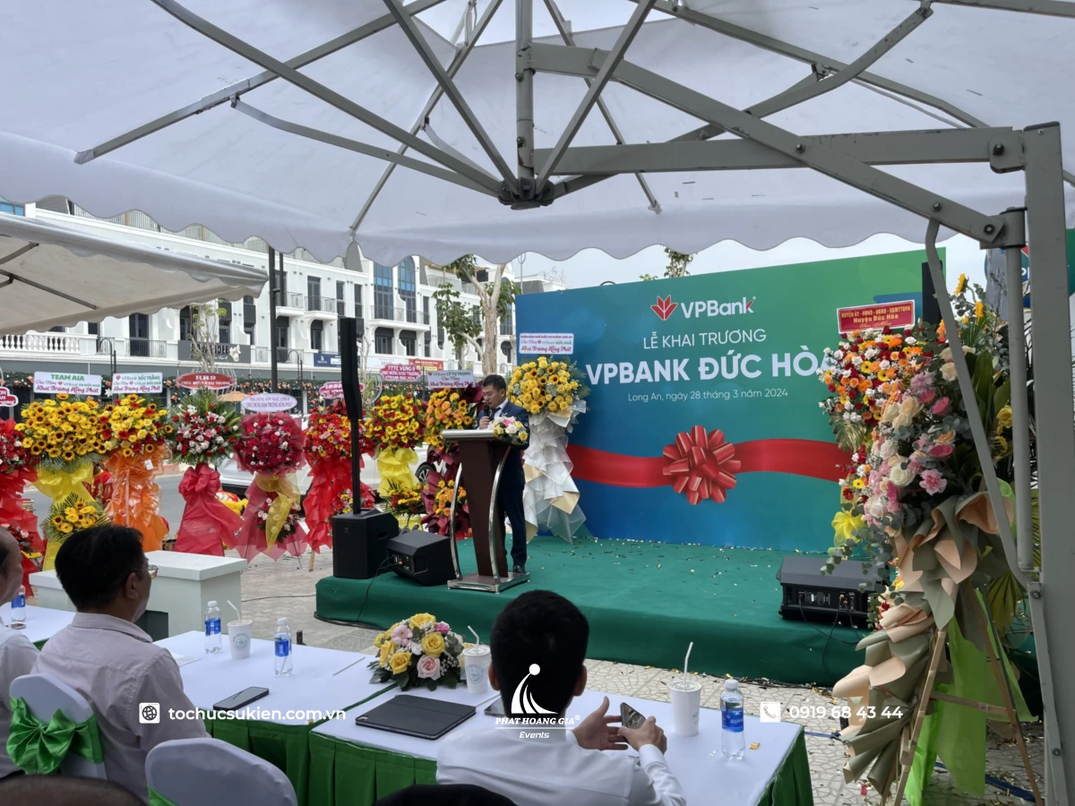 Lời chúc mừng khai trương từ đối tác thể hiện qua thiệp và lẵng hoa