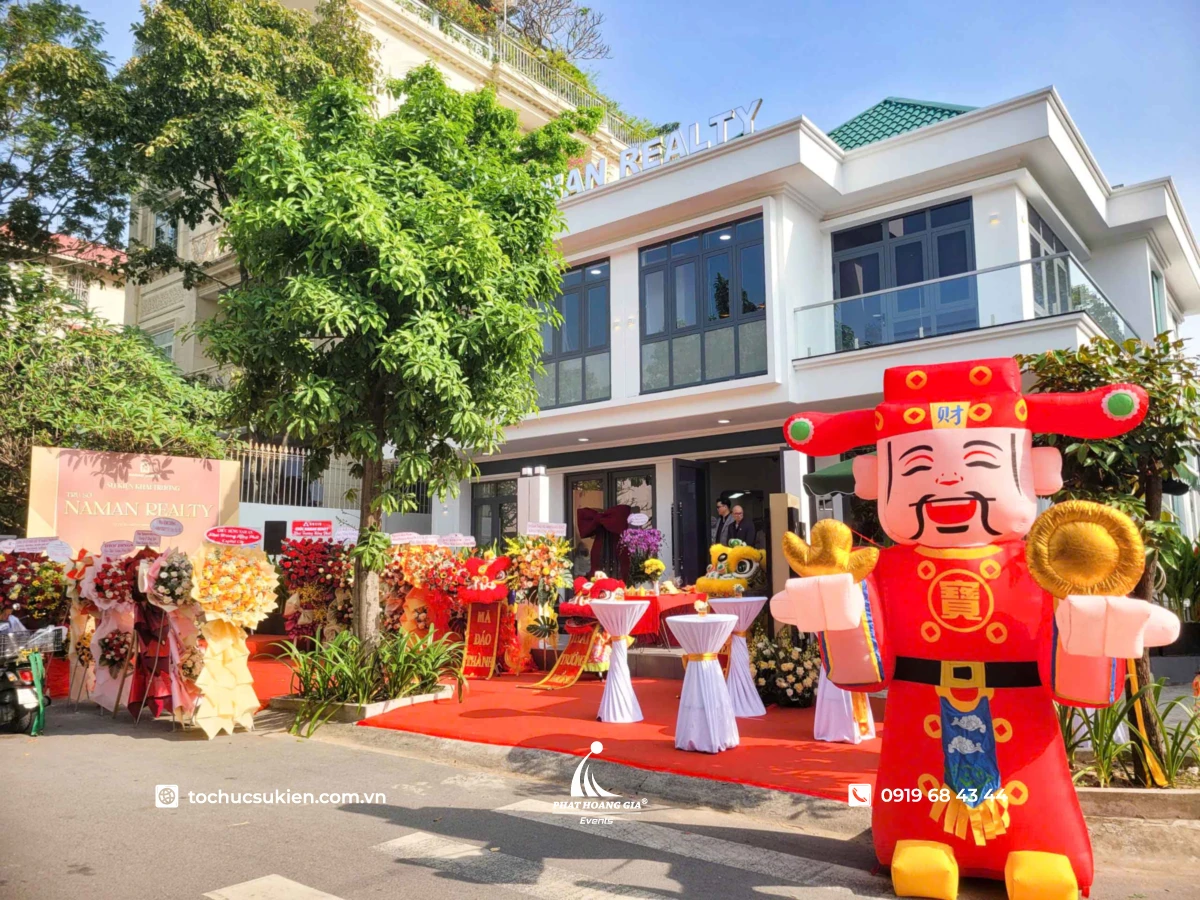 Toàn cảnh lễ khai trương công ty doanh nghiệp với không gian trang trí và lẵng hoa chúc mừng