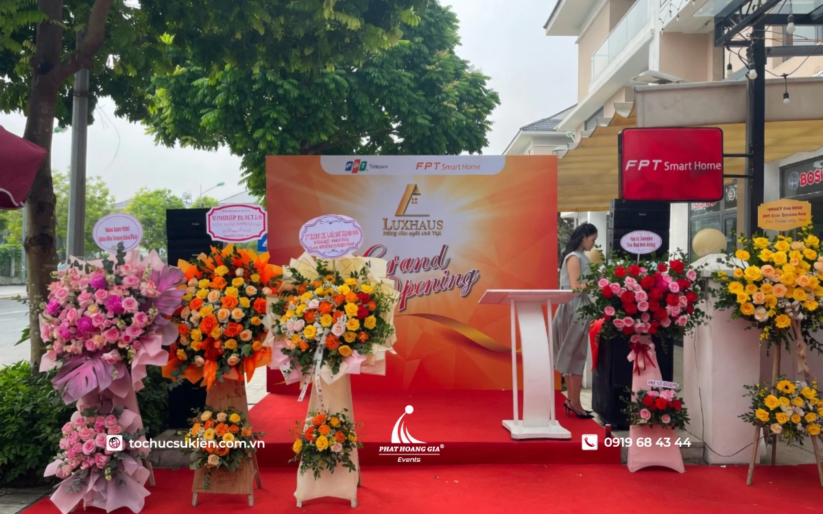 Lẵng hoa chúc mừng khai trương từ đối tác tại sự kiện khai trương