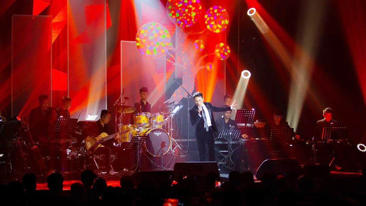 Hình ảnh concert ca nhạc với sân khấu lớn và ban nhạc biểu diễn trực tiếp