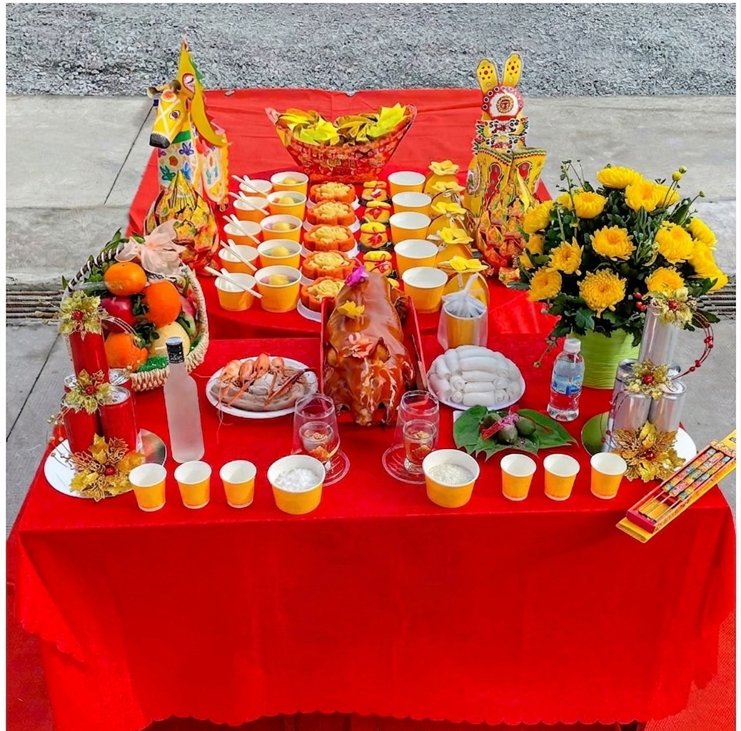 Mâm cúng động thổ tươm tất với đầy đủ lễ vật truyền thống cho ngày khởi công suôn sẻ.