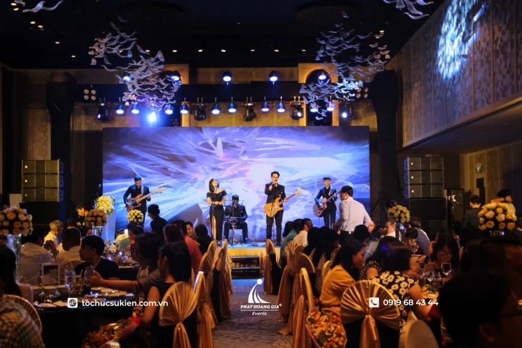 Không khí liveshow sôi động với đông đảo khán giả và ánh sáng sân khấu chuyên nghiệp