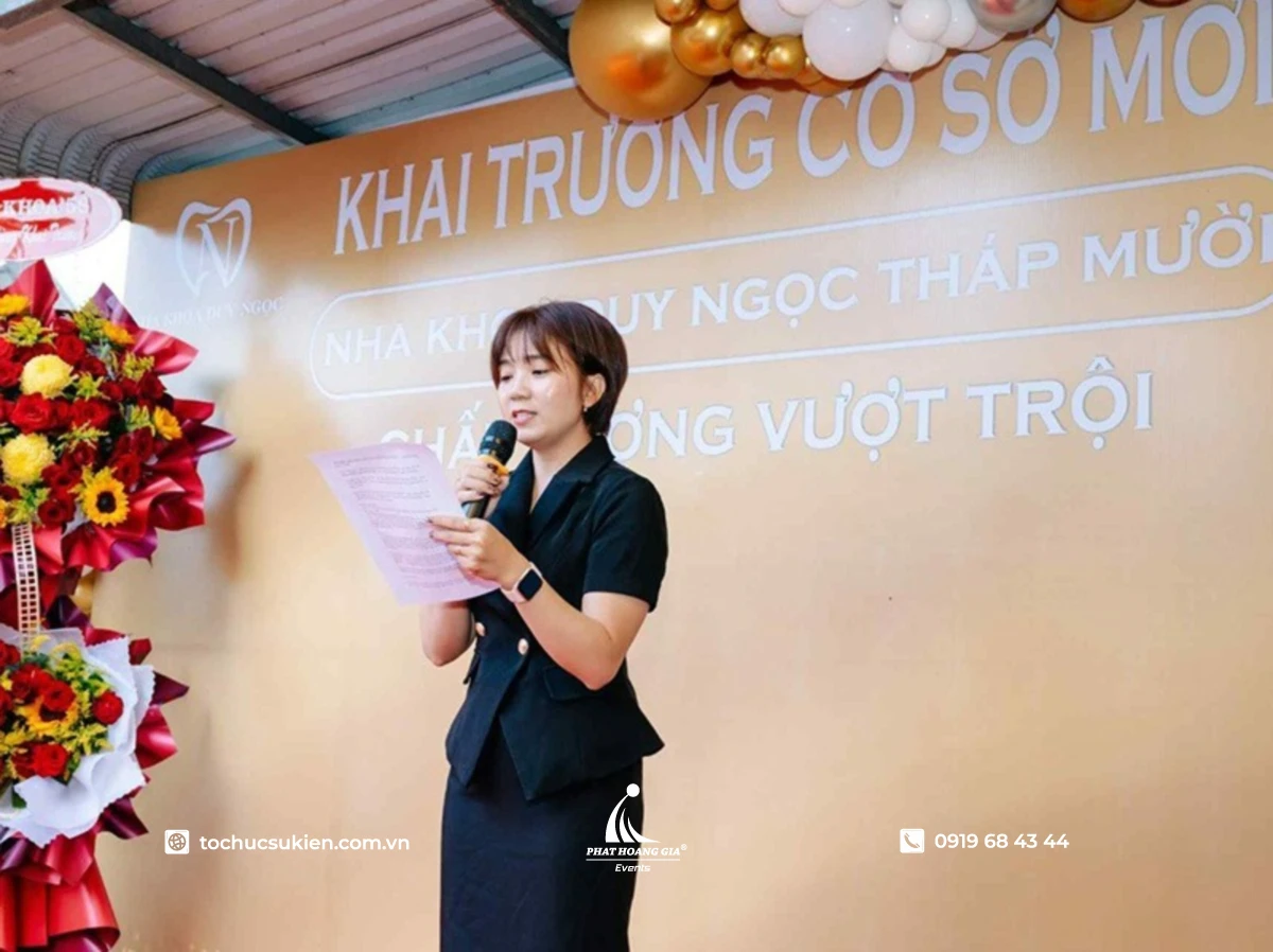 MC đọc tuyên bố lý do và giới thiệu đại biểu trong lễ khai trương doanh nghiệp