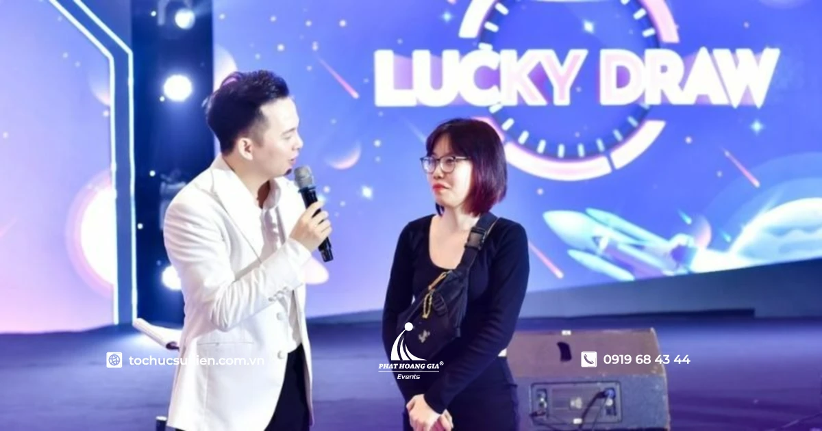 MC dẫn minigame vòng quay may mắn trong tiệc tất niên”