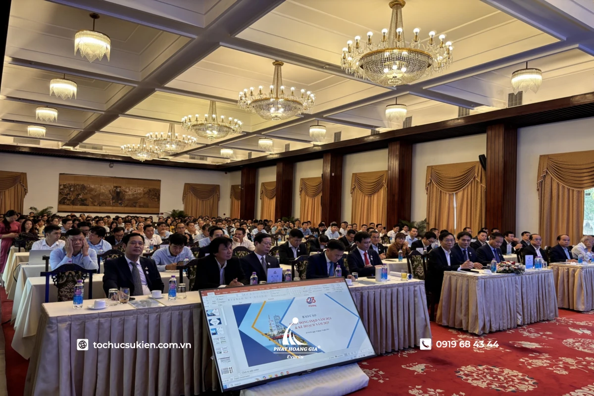 Toàn cảnh hội trường với đông đảo đại biểu tham dự hội thảo tại trung tâm hội nghị