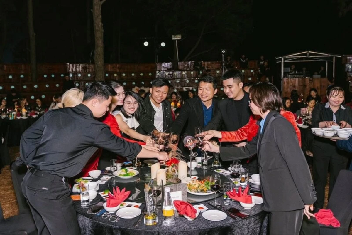 Khoảnh khắc nâng ly trong tiệc gala du lịch MICE ngoài trời