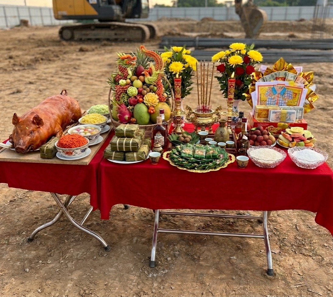 Cận cảnh mâm cúng động thổ xây nhà trang nghiêm để cầu mong quá trình thi công thuận lợi.