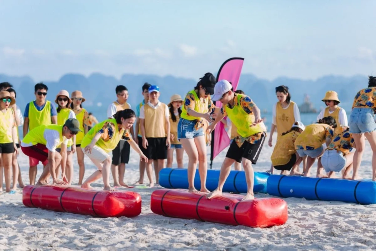 Toàn cảnh hoạt động team building ngoài trời tại bãi biển với các trò chơi tập thể sôi động