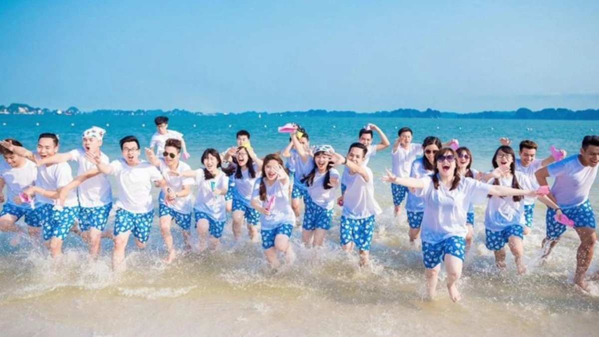 Nhân viên tham gia thử thách phối hợp trong chương trình team building công ty tại TP.HCM