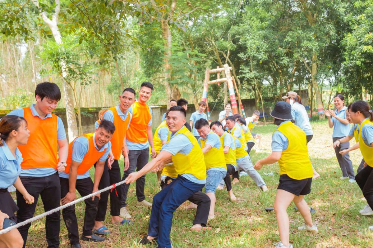 Trò chơi kéo co khuấy động bầu không khí