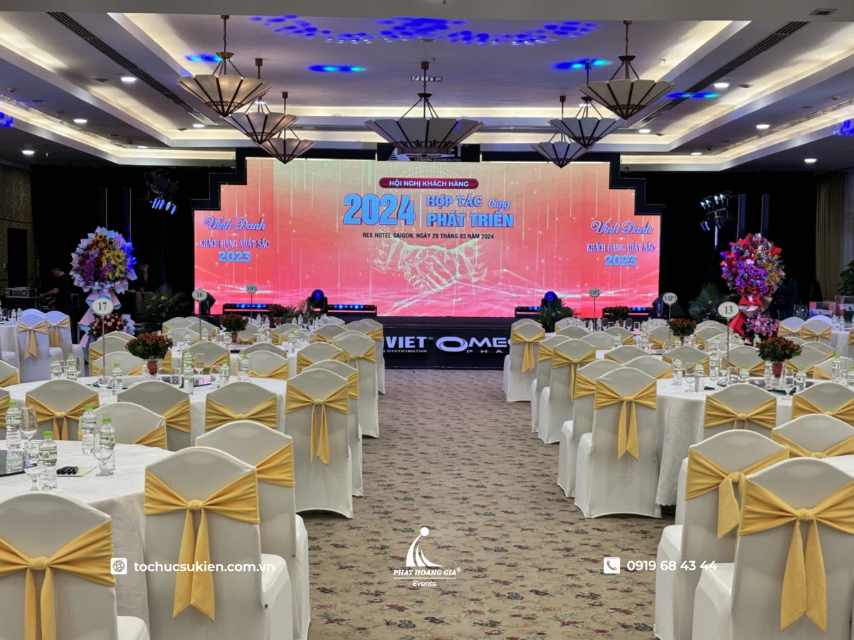 Không gian hội trường trung tâm tổ chức sự kiện với sân khấu và bàn tiệc tại TP.HCM