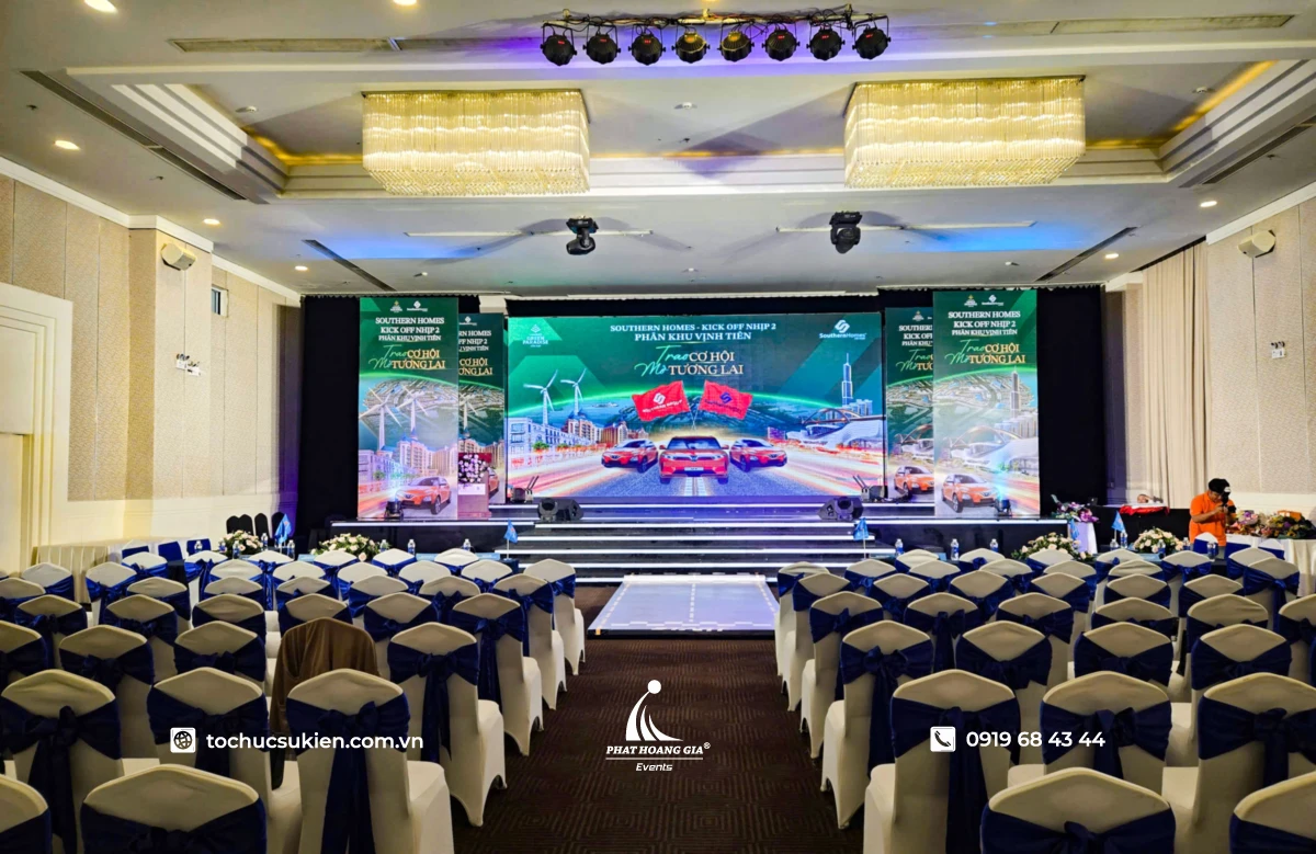 Không gian bàn ghế và sân khấu tại trung tâm tổ chức sự kiện