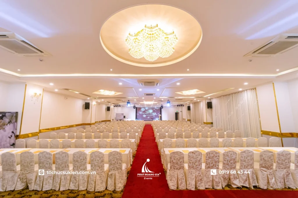 Không gian nhà hàng tổ chức sự kiện với ánh sáng, sân khấu, bàn ghế được setup đầy đủ