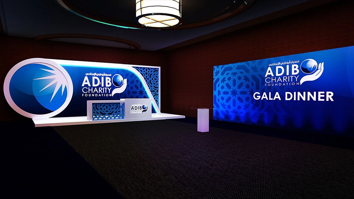 Backdrop gala dinner được thiết kế nổi bật trên sân khấu, tạo điểm nhấn cho không gian sự kiện