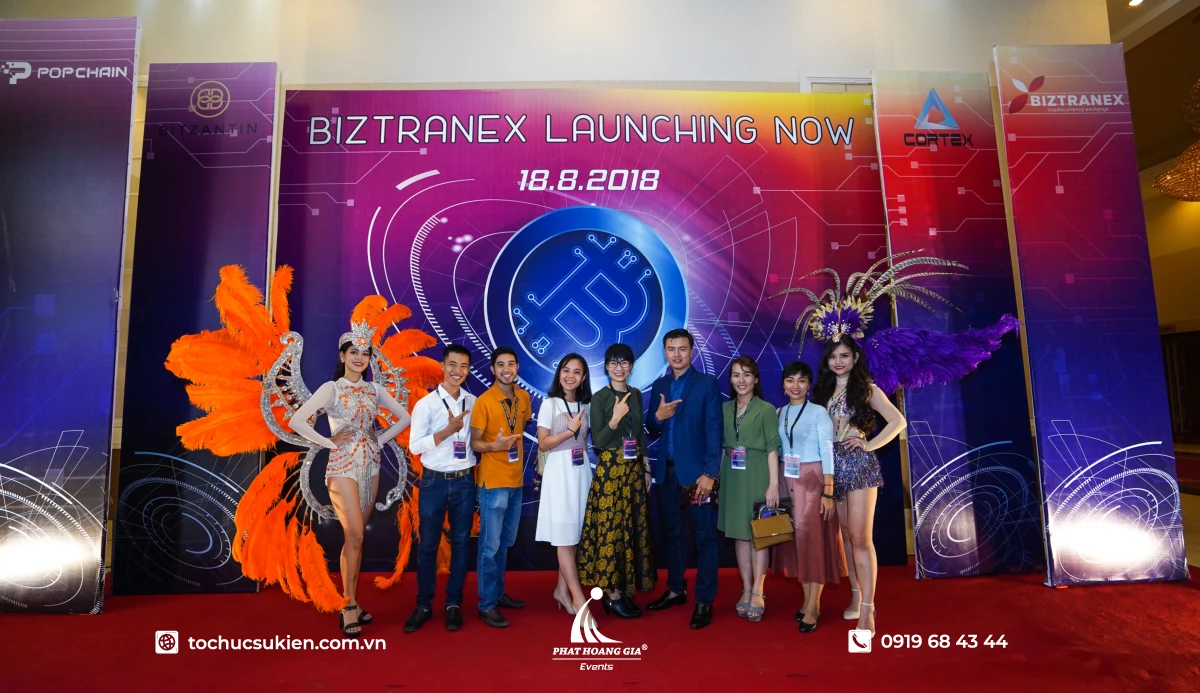 Khách hàng thoải mái check-in chụp ảnh tại backdrop sự kiện ra mắt thương hiệu.