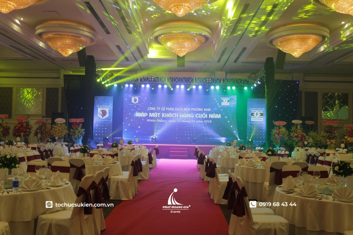Toàn cảnh backdrop tất niên với khung truss và đèn chiếu chuyên dụng tại tiệc cuối năm.