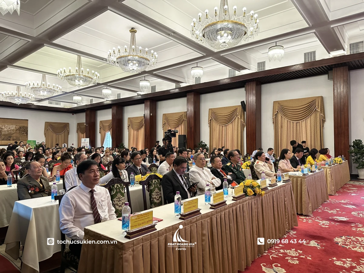 Bảng tên đại biểu hai mặt hiển thị họ tên, chức danh của từng khách mời tham dự