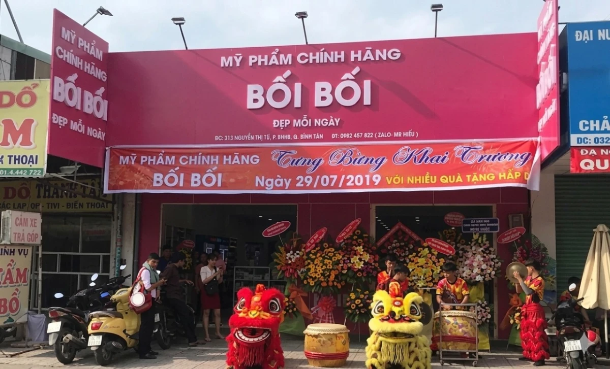 Banner khai trương được bố trí ngay mặt tiền cửa hàng trong bữa khai trương.