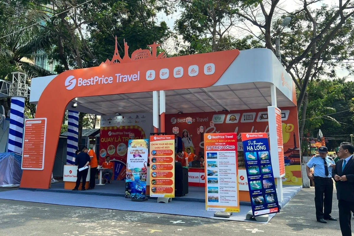 Booth bán hàng và giới thiệu sản phẩm được đặt ngoài trời thu hút đông đảo khách hàng
