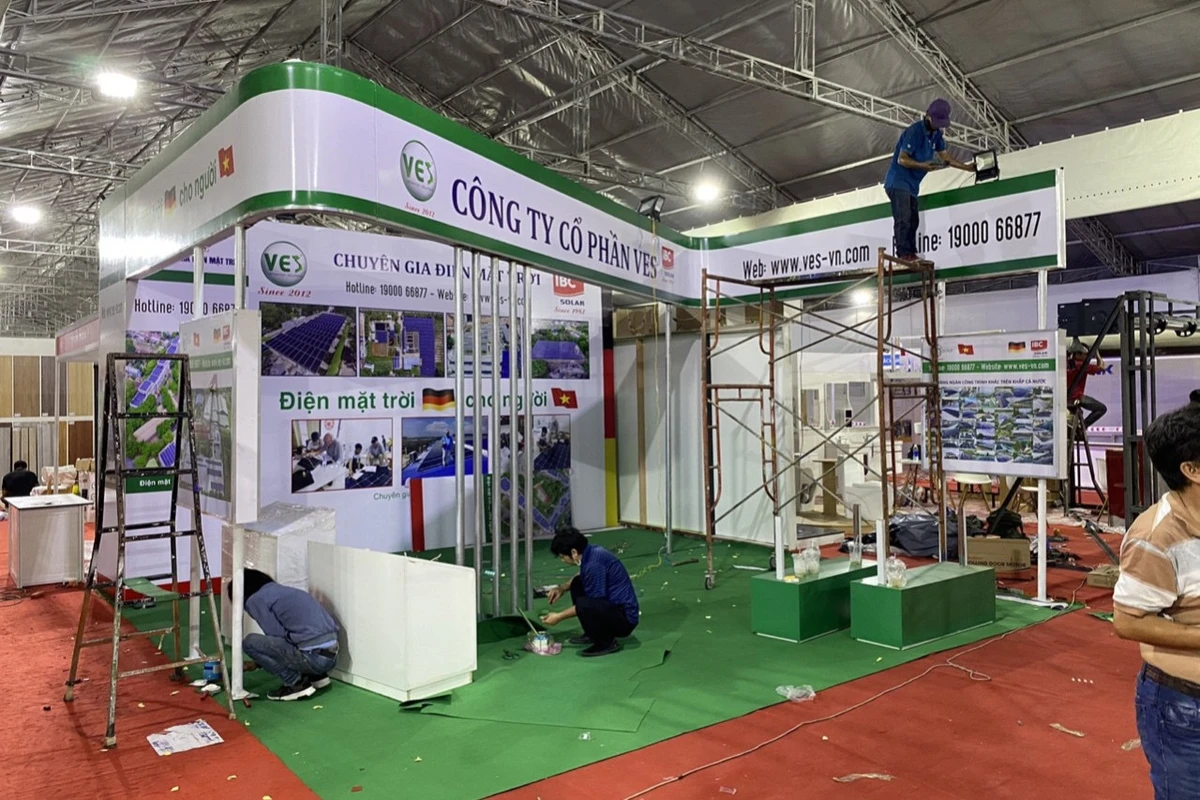 Nhân sự đang thi công booth giới thiệu sản phẩm