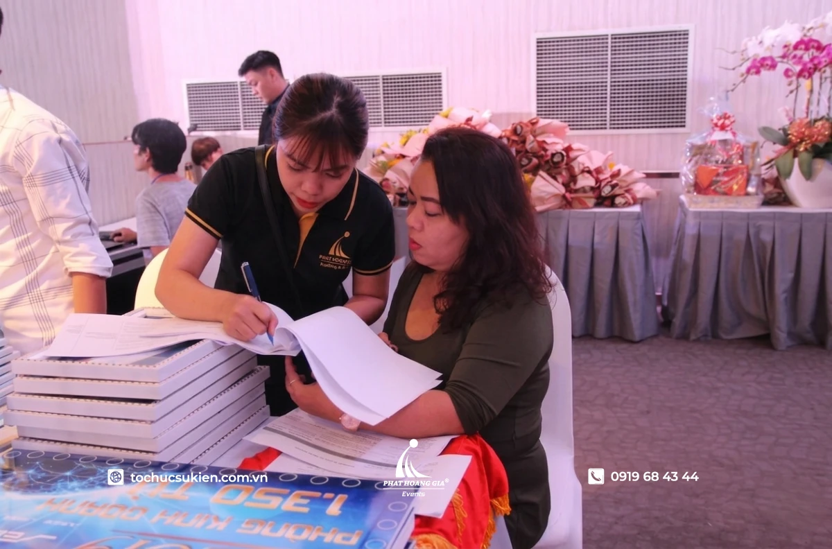 Buổi làm việc giwuax doanh nghiệp và nhân viên PHG để chốt kịch bản chương trình.
