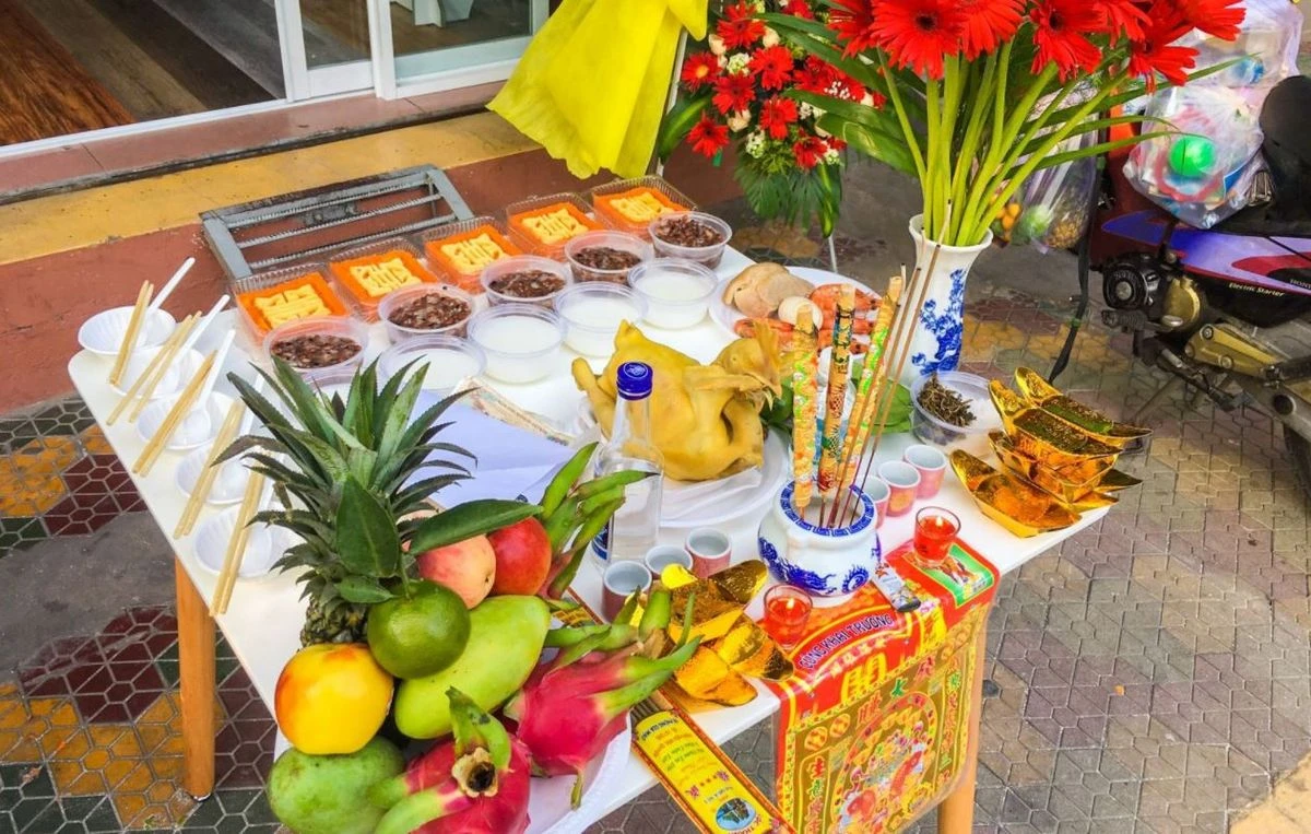 Mâm lễ vật cúng khai trương đầu năm được chuẩn bị chỉn chu và đầy đủ