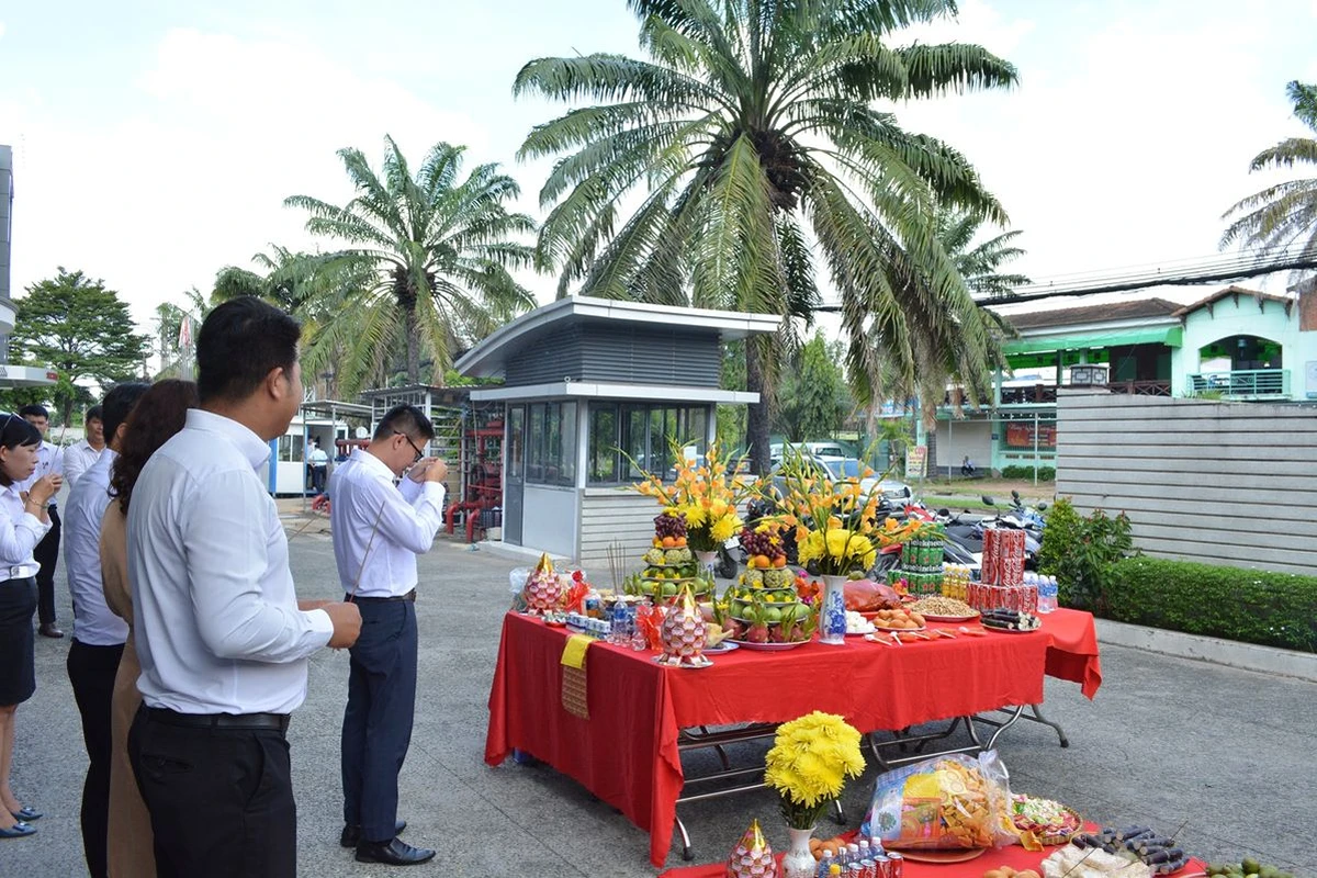 Người đại diện doanh nghiệp đọc văn khấn trong lễ cúng khai trương đầu năm