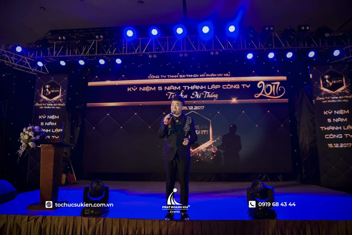 MC Trấn Thành dẫn chương trình tại lễ kỷ niệm do PHG thực hiện.