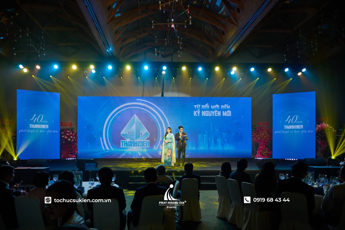 Cặp đôi MC dẫn chương trình chuyên nghiệp tự tin làm chủ sân khấu kết nối khách mời và truyền tải thông điệp trong sự kiện.