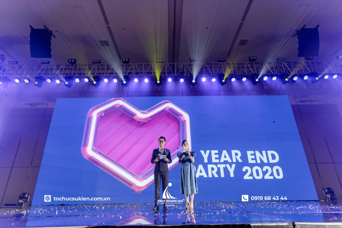 MC dẫn chương trình trong không gian tiệc Year End Party.