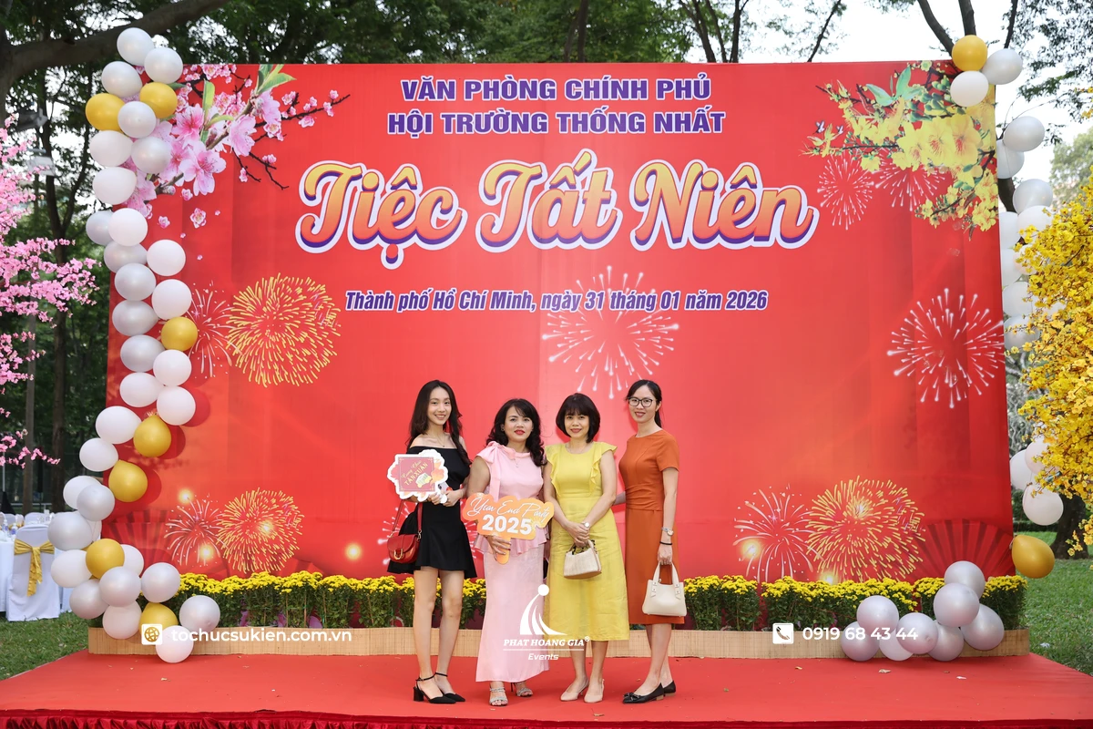 Khách mời tham gia sự kiện tiệc tất niên checkin với backdrop do Phát Hoàng Gia thực hiện 