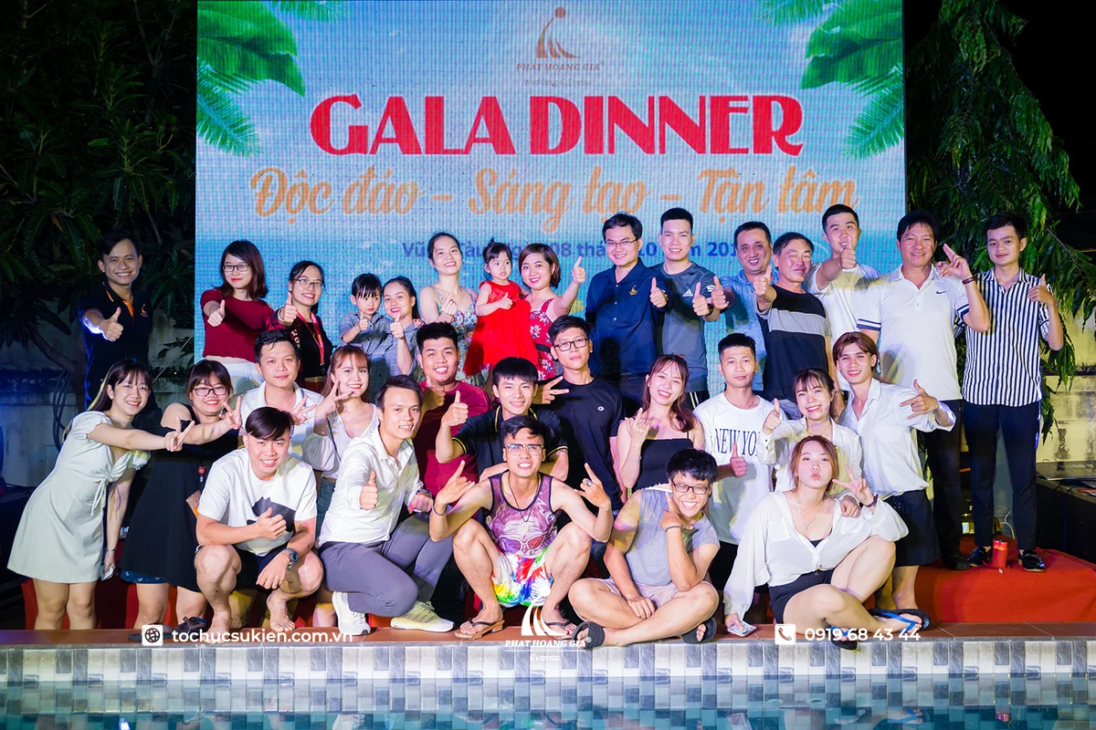 Nhân viên chụp ảnh check-in tại backdrop sự kiện trong đêm gala dinner công ty