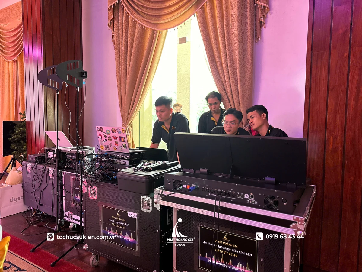 Đội ngũ Phát Hoàng Gia tại khu vực âm thanh chuẩn bị cho sự kiện gala dinner