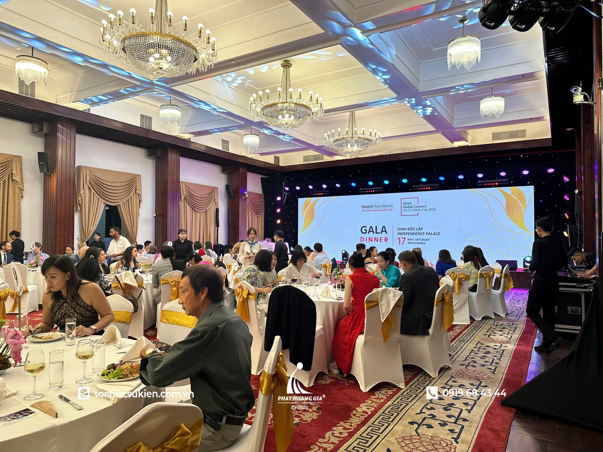 Toàn cảnh không gian tổ chức gala dinner với đông đảo khách mời