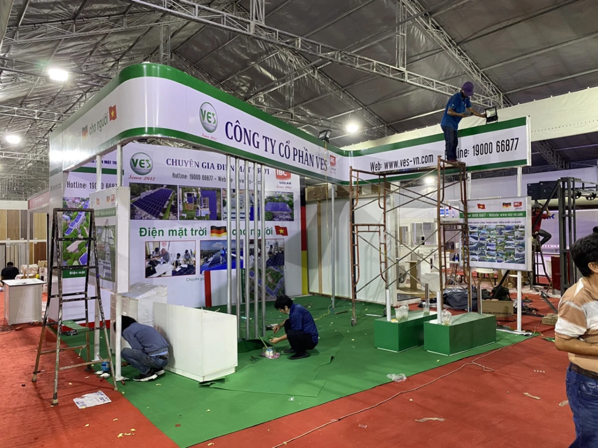 Đội ngũ nhân viên đang tích cực hoàn thiện các công đoạn thi công gian hàng hội chợ để kịp tiến độ sự kiện.