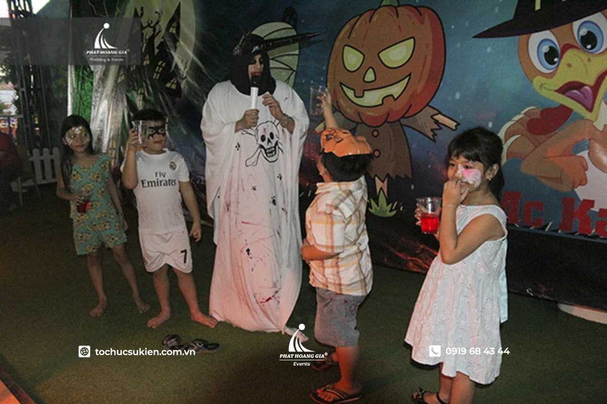 Khoảnh khắc các bé hóa trang nhân vật ma mị cực đáng yêu trong ngày lễ halloween.