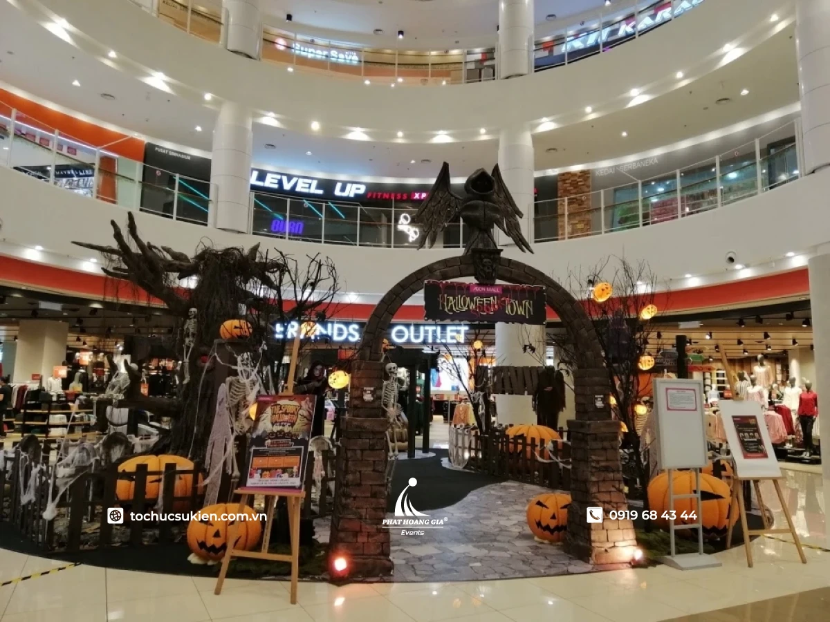 Background ấn tượng giúp khách tham quan khám phá halloween là ngày gì tại trung tâm thương mại.