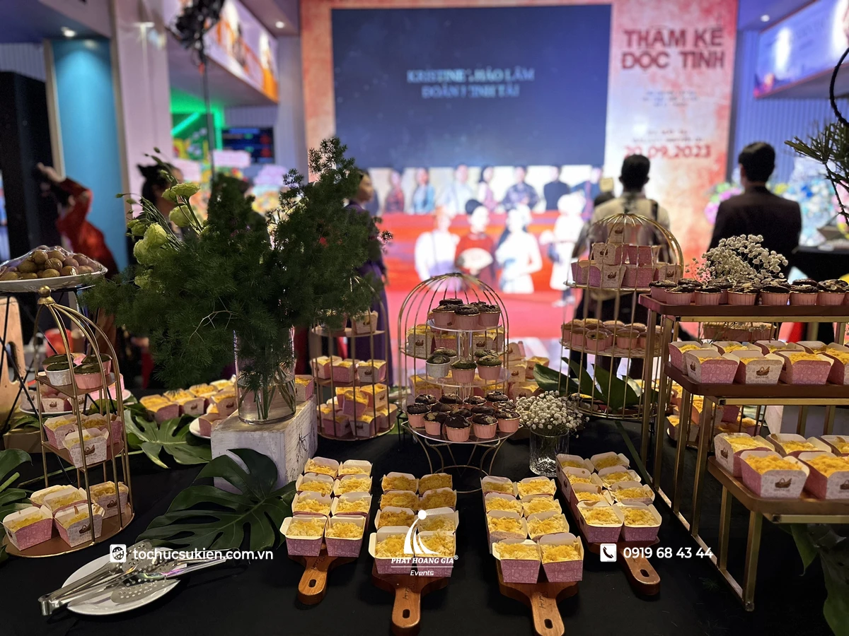 Đội ngũ Phát Hoàng Gia setup quầy bánh phục vụ khách mời tại sự kiện họp báo ra mắt phim