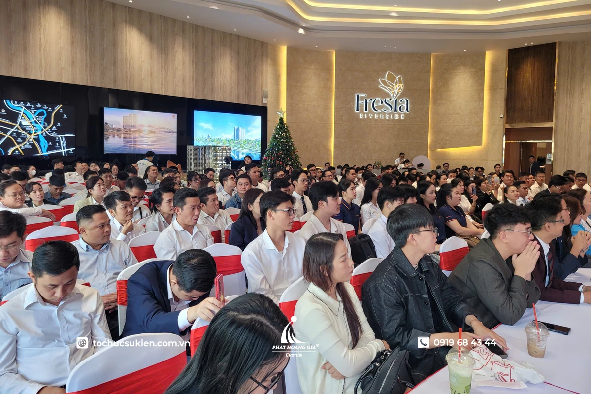 Khách mời tham dự lễ kick off trong phòng họp của doanh nghiệp