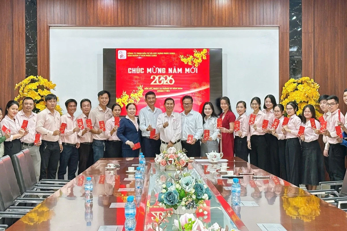 Tập thể nhân viên công ty nhận lì xì may mắn trong lễ khai xuân đầu năm 2026