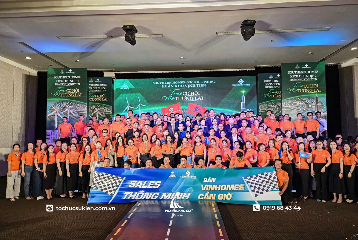 Tập thể nhân viên chụp ảnh sau buổi kick off dự án, thể hiện tinh thần cam kết chung khi bắt đầu kế hoạch mới