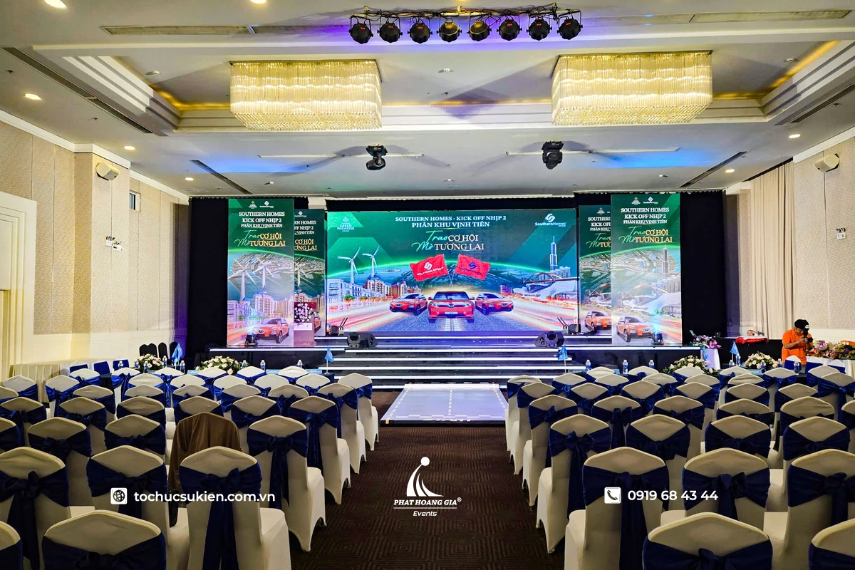 Kick off là gì, hình ảnh hội trường doanh nghiệp được setup sân khấu và backdrop sự kiện cho buổi kick off dự án