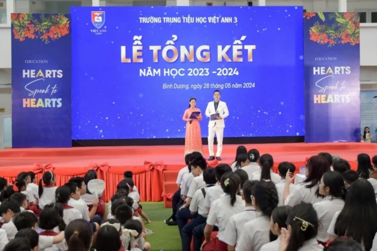 Lễ tổng kết năm học: kịch bản chuẩn, lời dẫn và trang trí