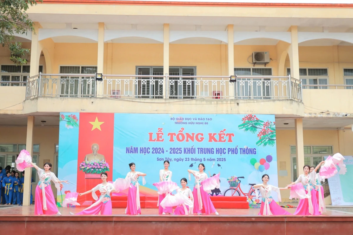 Tiết mục văn nghệ đặc sắc của học sinh trên sân khấu trong ngày lễ tổng kết năm học.